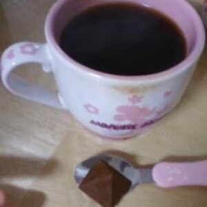 砂糖のかわりにトリュフチョコinコーヒー